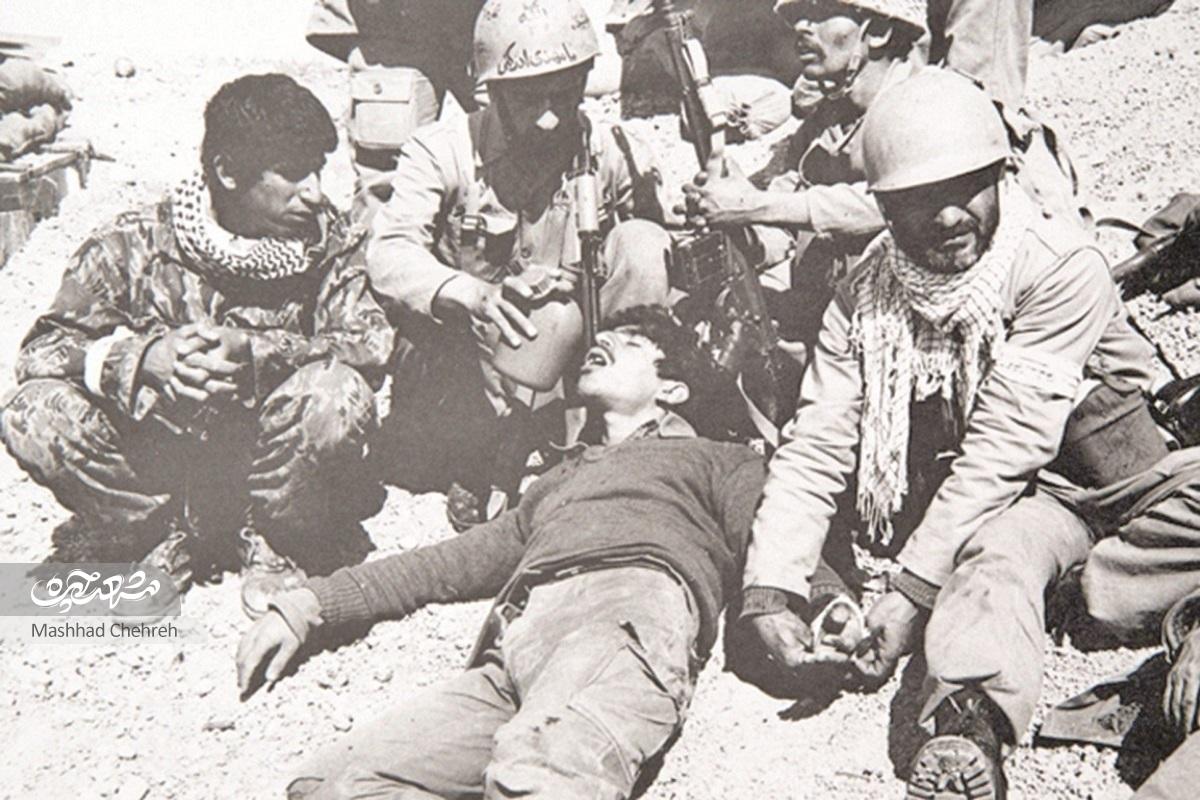کمک به مجروحان جنگی عراق در نزدیکی خرمشهر عکاس: امیرعلی جوادیان کمک به مجروحان جنگی عراق در نزدیکی خرمشهر عکاس: امیرعلی جوادیان