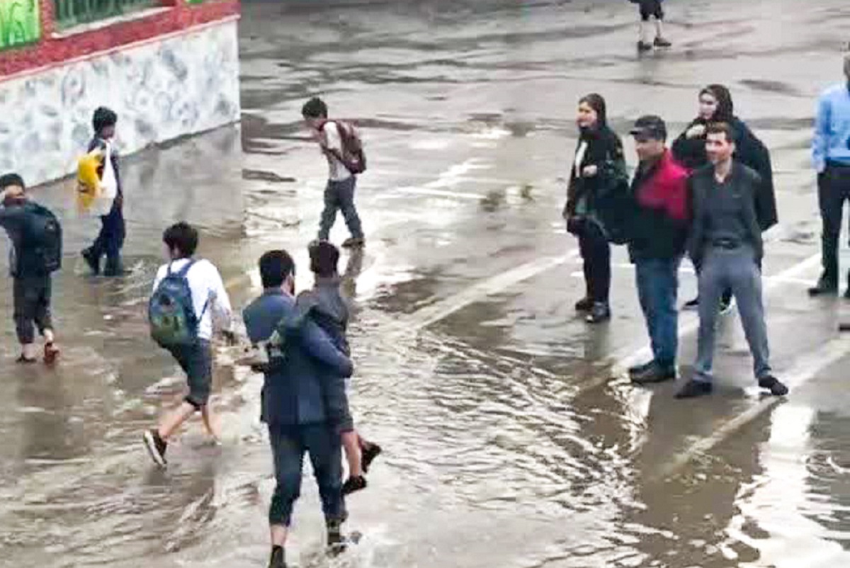 پای صحبت معلمی که ویدئوی کمک کردنش به دانشآموزان در فضای مجازی دست به دست شد پای صحبت معلمی که ویدئوی کمک کردنش به دانشآموزان در فضای مجازی دست به دست شد
