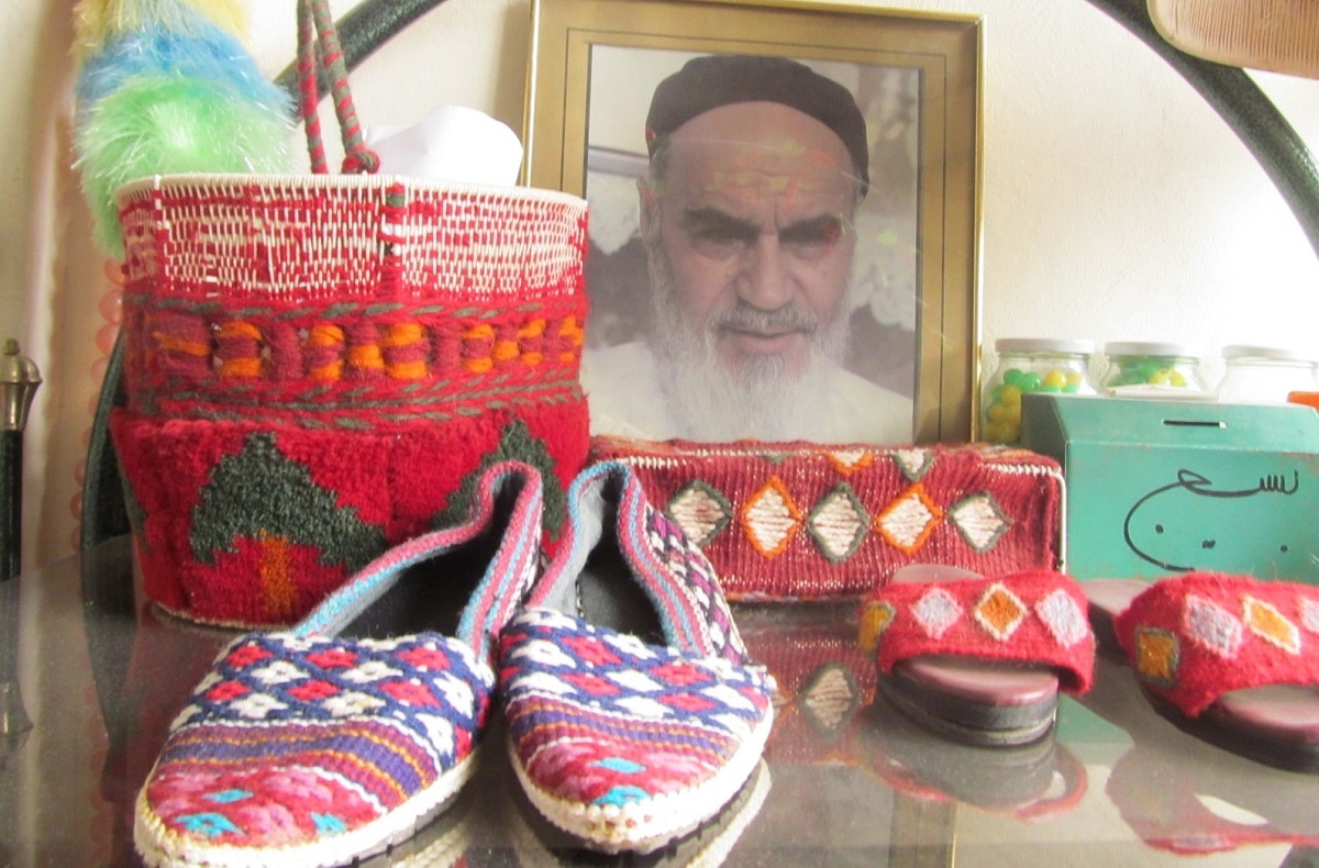 عذرا صلاحی کارآفرین محله رضاشهر برای رزمندگان لباس گرم می‌بافت