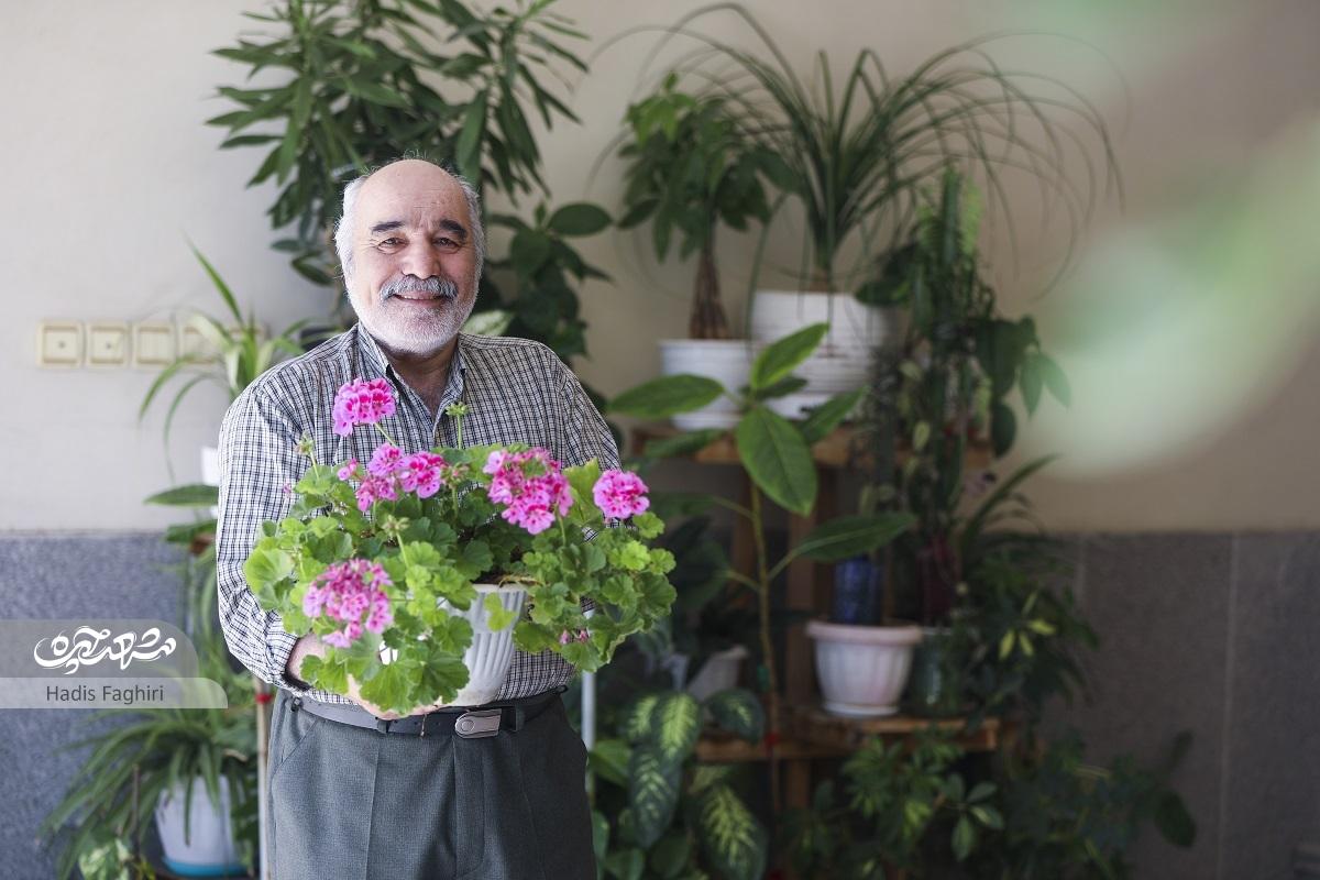 شهروند طبیعت دوست محله سیدرضی در حیاط خانه اش ۱۵۰ گلدان و ۷ درخت میوه دارد
