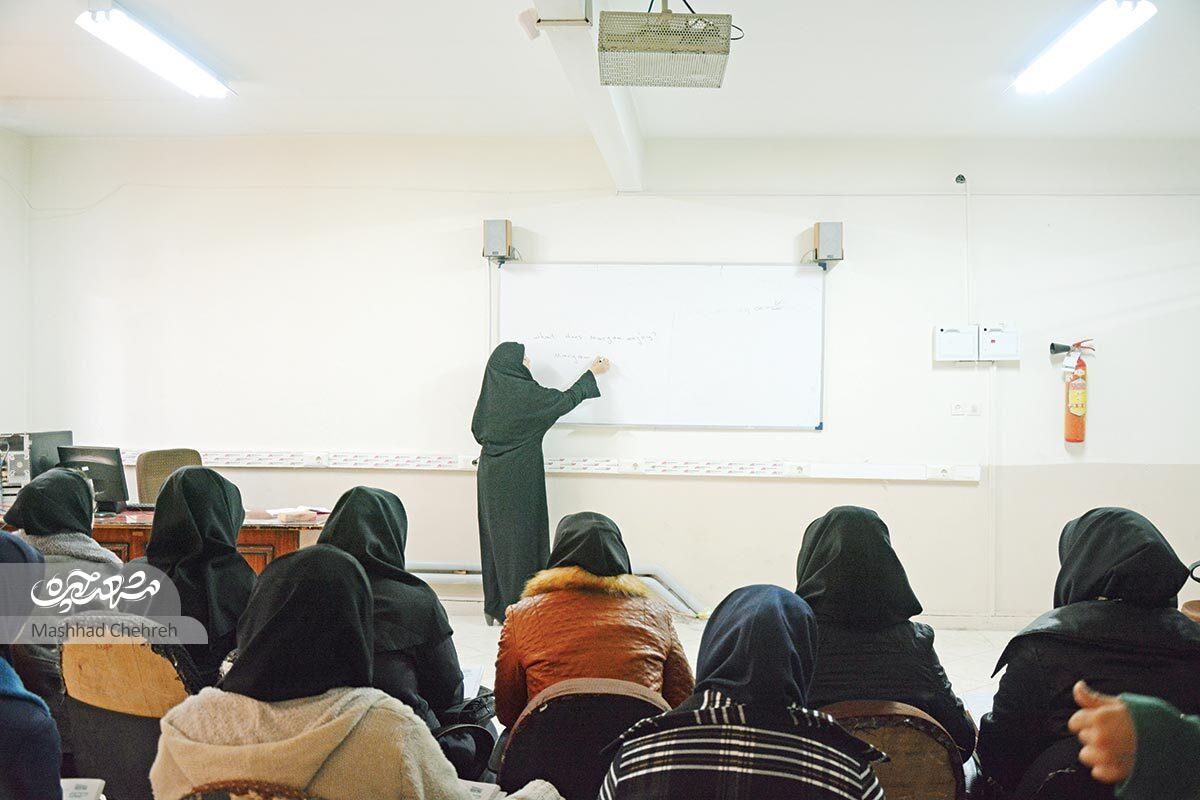 خانم معلم مبتکر و خلاقِ زبان انگلیسی