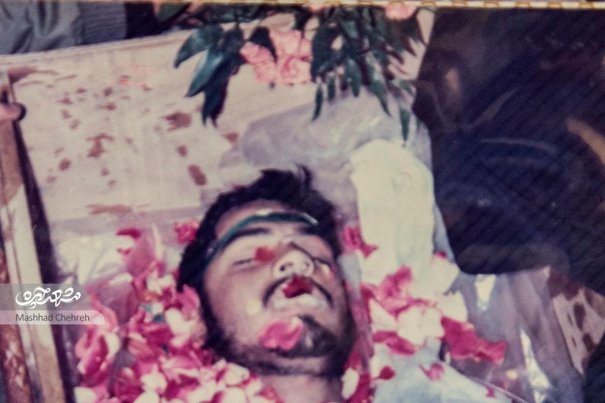 پدر و مادر شهید سیدمهدی نعمتی هر سال برای مراسم عید غدیر به دیدن پسرشان می‌روند