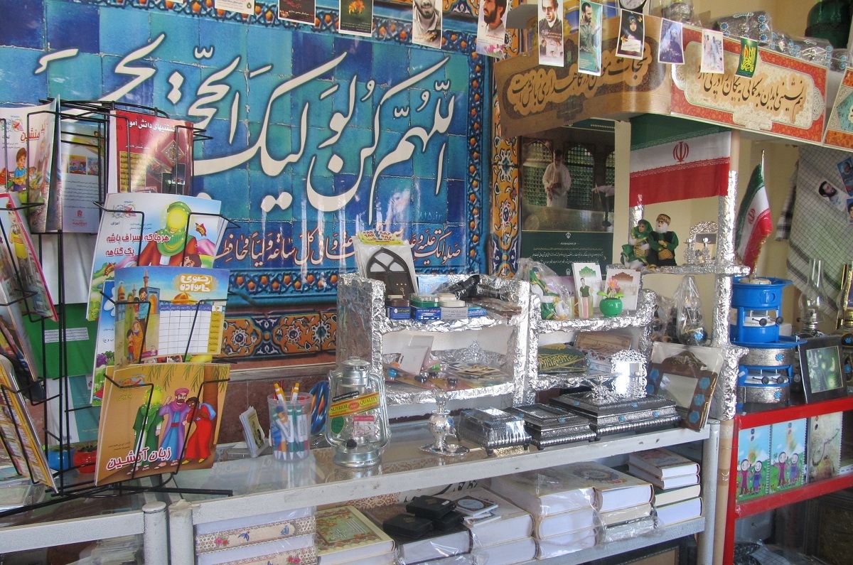 محمدرضا نوروزی پس از بازنشستگی مغازه فروش محصولات فرهنگی را راه انداخته است محمدرضا نوروزی پس از بازنشستگی مغازه فروش محصولات فرهنگی را راه انداخته است