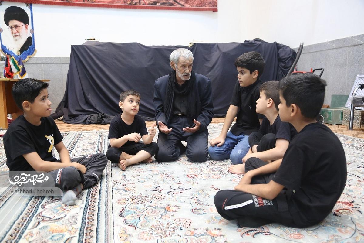 پرچم یک هیئت سیساله در خیرآباد روی شانههای پیرغلام پرچم یک هیئت سیساله در خیرآباد روی شانههای پیرغلام