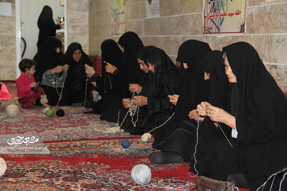 بانوان محله پروین اعتصامی برای زائران پیاده، میل بافتنی به دست گرفتند و دستکش بافتند بانوان محله پروین اعتصامی برای زائران پیاده، میل بافتنی به دست گرفتند و دستکش بافتند