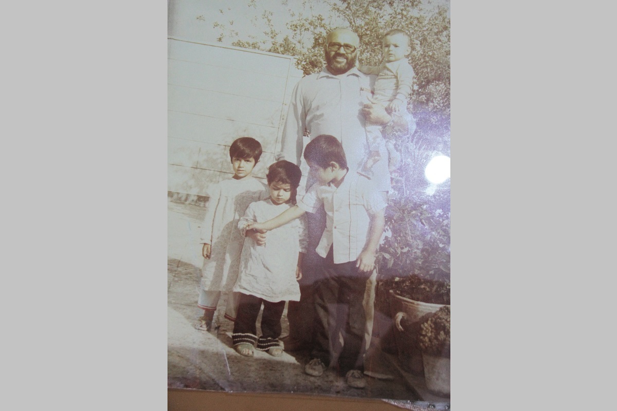 هرسال با هزینه شخصی برای شهیدمان مراسم بزرگداشت برگزار مي‌كنيم