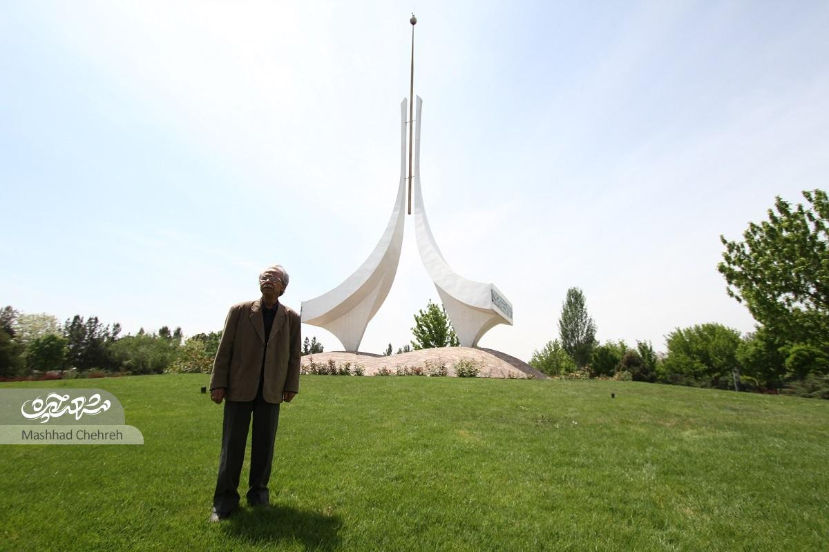 همراه با دکتر یعقوب دانشدوست سازنده المان «همای رحمت» و المان «سابق میدان آزادی» همراه با دکتر یعقوب دانشدوست سازنده المان «همای رحمت» و المان «سابق میدان آزادی»