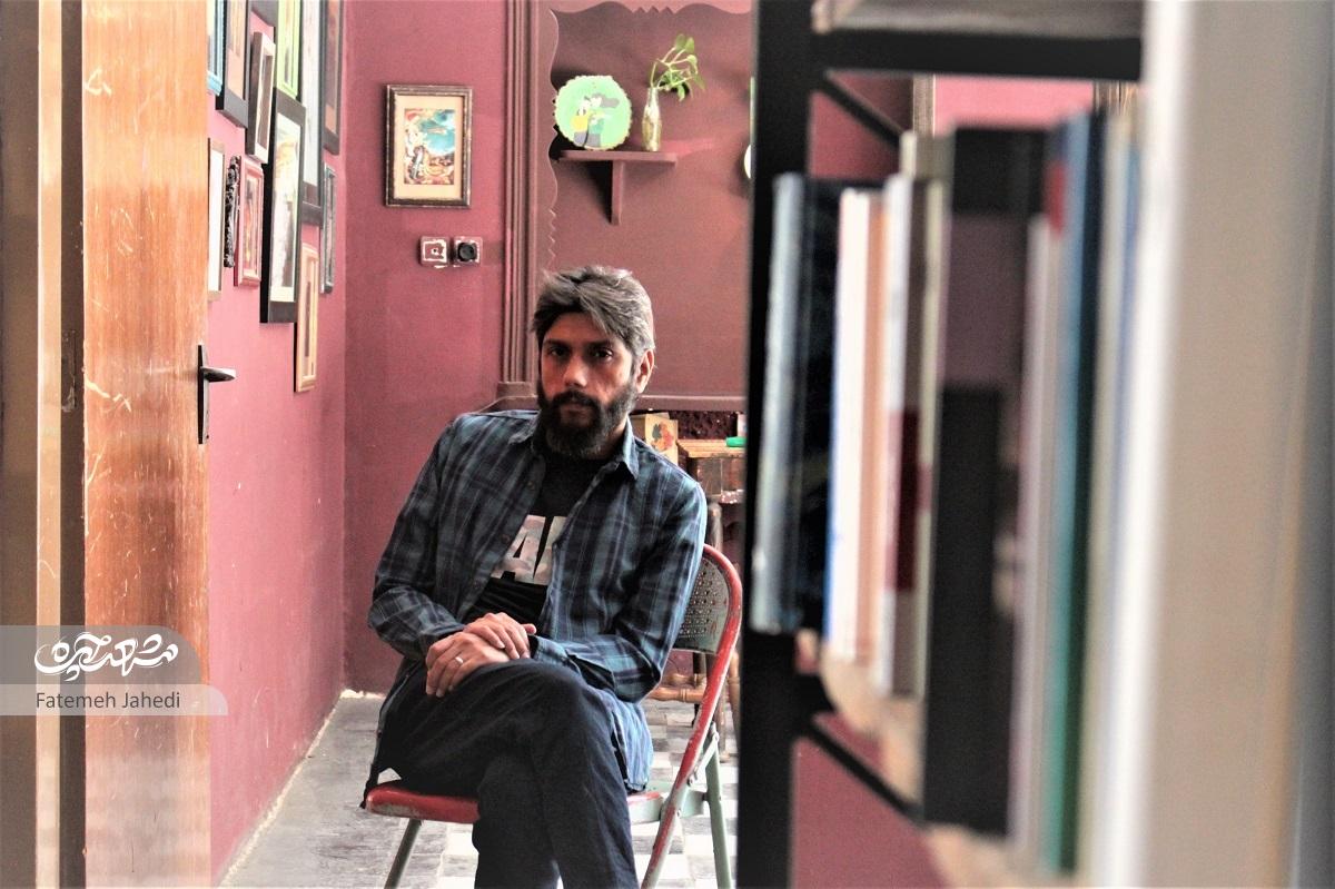 کتابفروشی محمد رجبی را خیلیها با کتابهای تخصصی دست دومش میشناسند کتابفروشی محمد رجبی را خیلیها با کتابهای تخصصی دست دومش میشناسند
