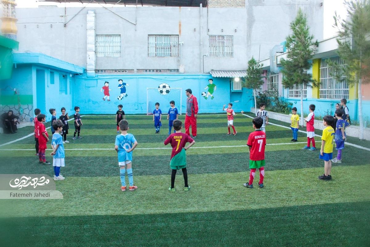 آماده‌سازی زمین چمن دبستان اختراعی صناعی با همراهی والدین