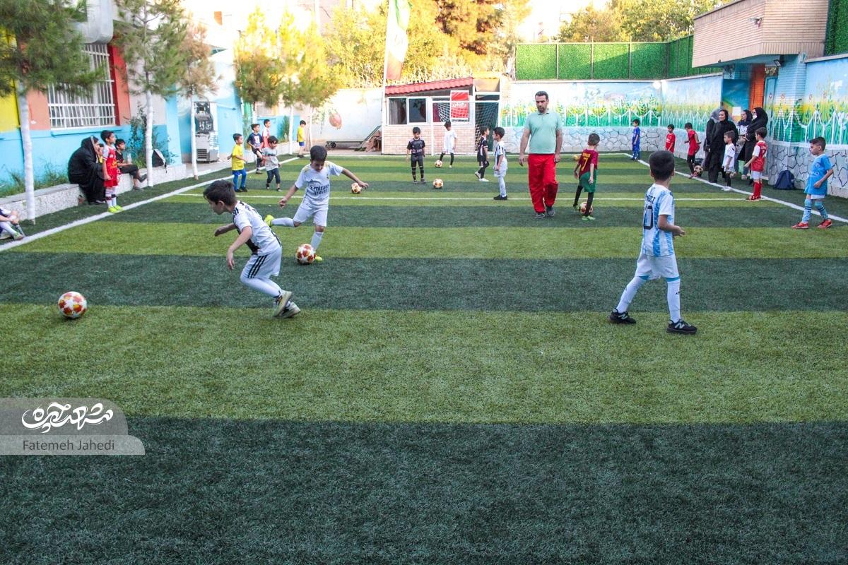 آماده‌سازی زمین چمن دبستان اختراعی صناعی با همراهی والدین