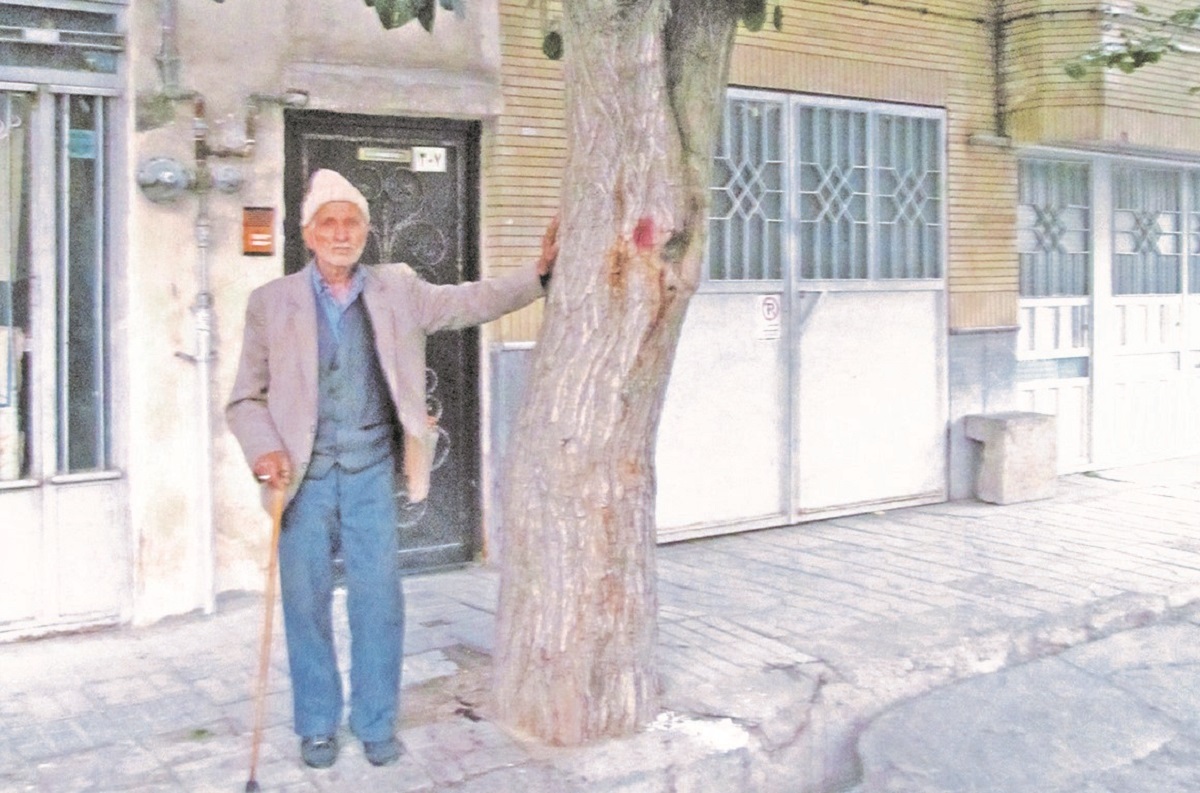 پدر شهید عباس علینژاد در حمام محلهشان کار میکند پدر شهید عباس علینژاد در حمام محلهشان کار میکند