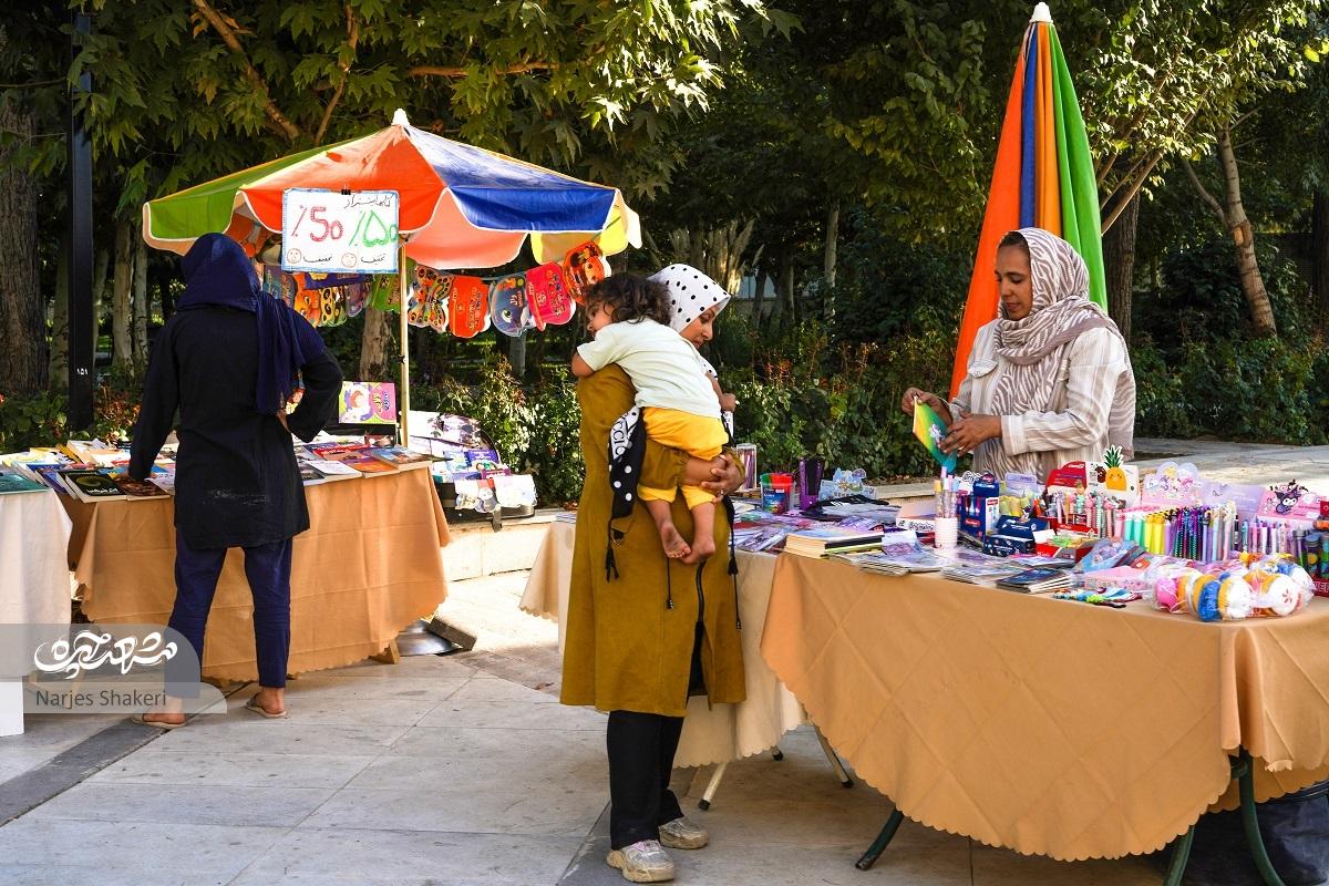 بازارچه صنایعدستی بانوان همه روزه در بوستان مادر و کودک برپاست بازارچه صنایعدستی بانوان همه روزه در بوستان مادر و کودک برپاست