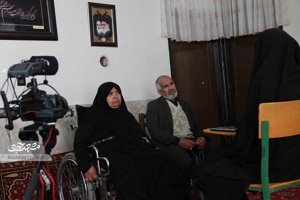 پرستار سالهای جنگ، روی صندلی چرخدار، دختران بیسرپرست طرق را یاری میکند پرستار سالهای جنگ، روی صندلی چرخدار، دختران بیسرپرست طرق را یاری میکند