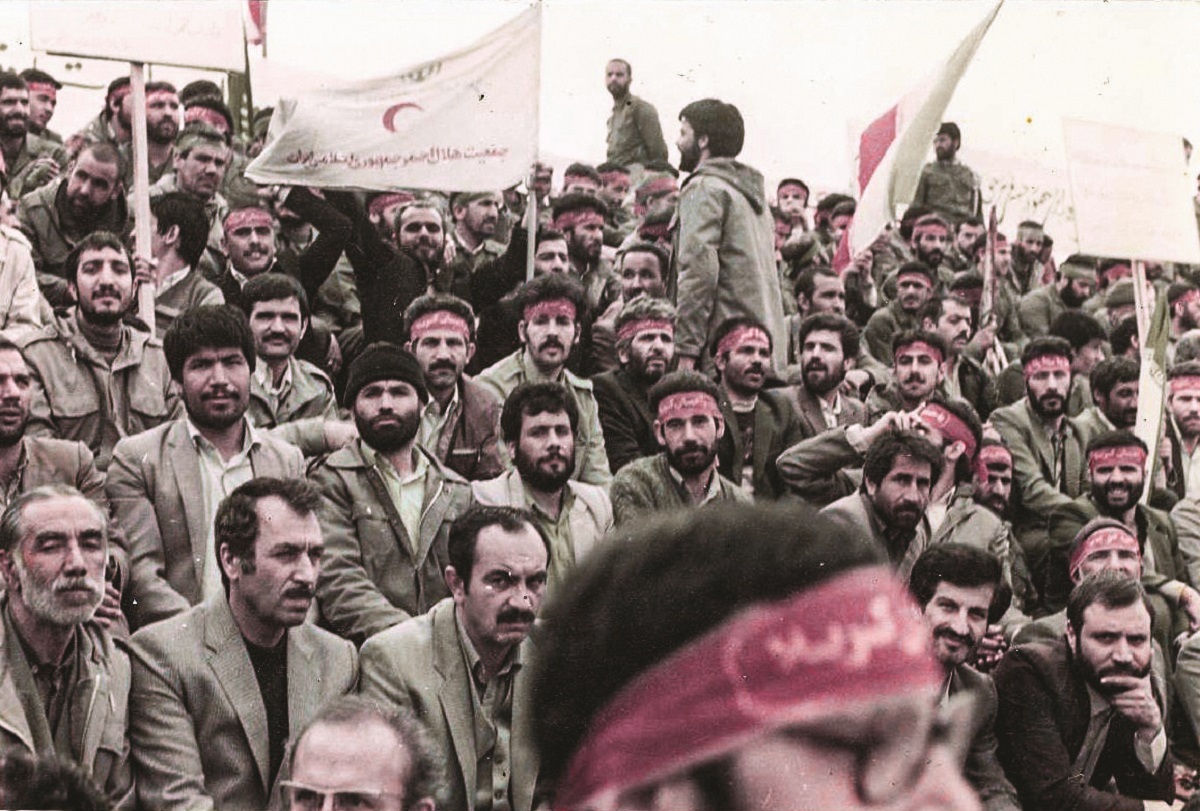 حضور نیروهای بسیجی جمعیت هلالاحمر در راهپیمایی / میدان شهدا سال 1364 حضور نیروهای بسیجی جمعیت هلالاحمر در راهپیمایی / میدان شهدا سال 1364