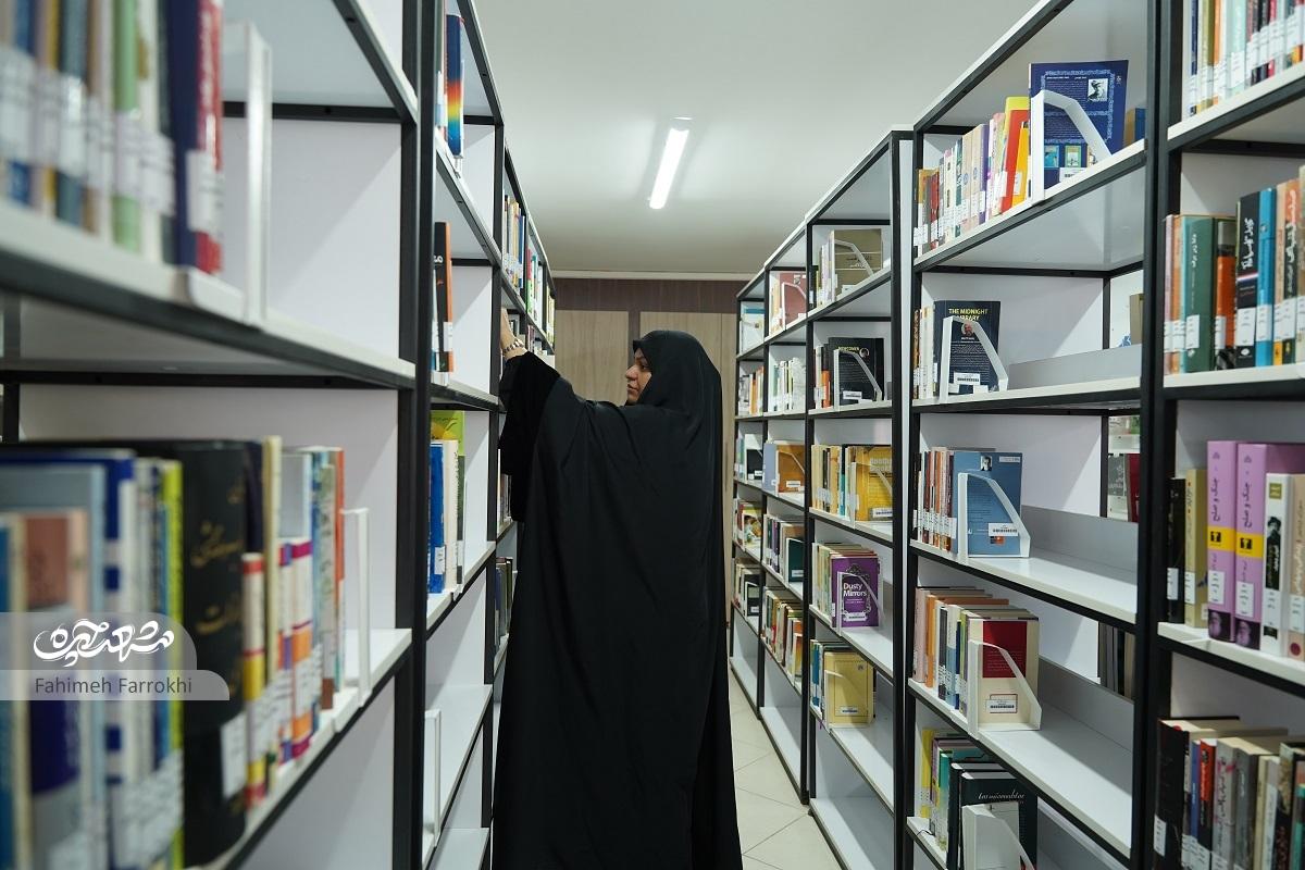 خانواده رضایی ۲ طبقه از منزلشان را برای احداث کتابخانه اهدا کردهاند خانواده رضایی ۲ طبقه از منزلشان را برای احداث کتابخانه اهدا کردهاند