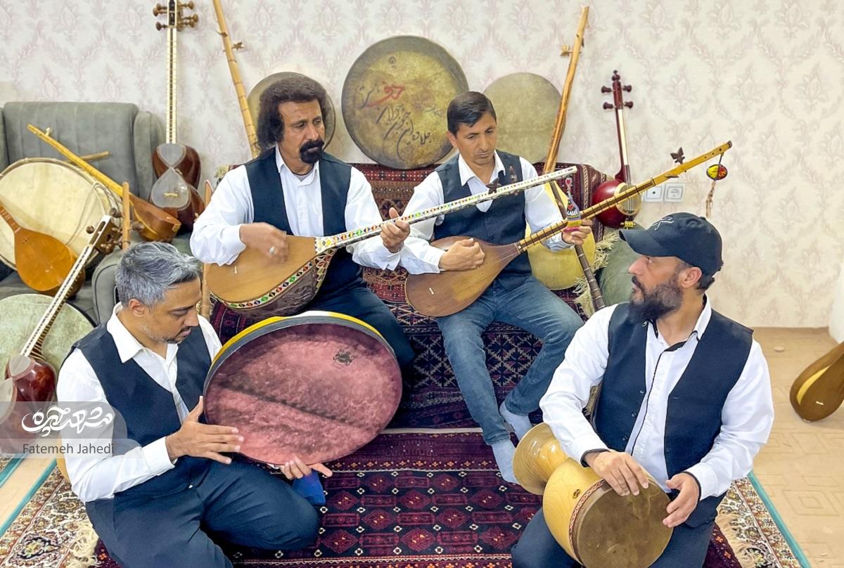گروه موسیقی محلی «دلشیدا» ۳۳ سال است برای حالخوب مردم مینوازد گروه موسیقی محلی «دلشیدا» ۳۳ سال است برای حالخوب مردم مینوازد