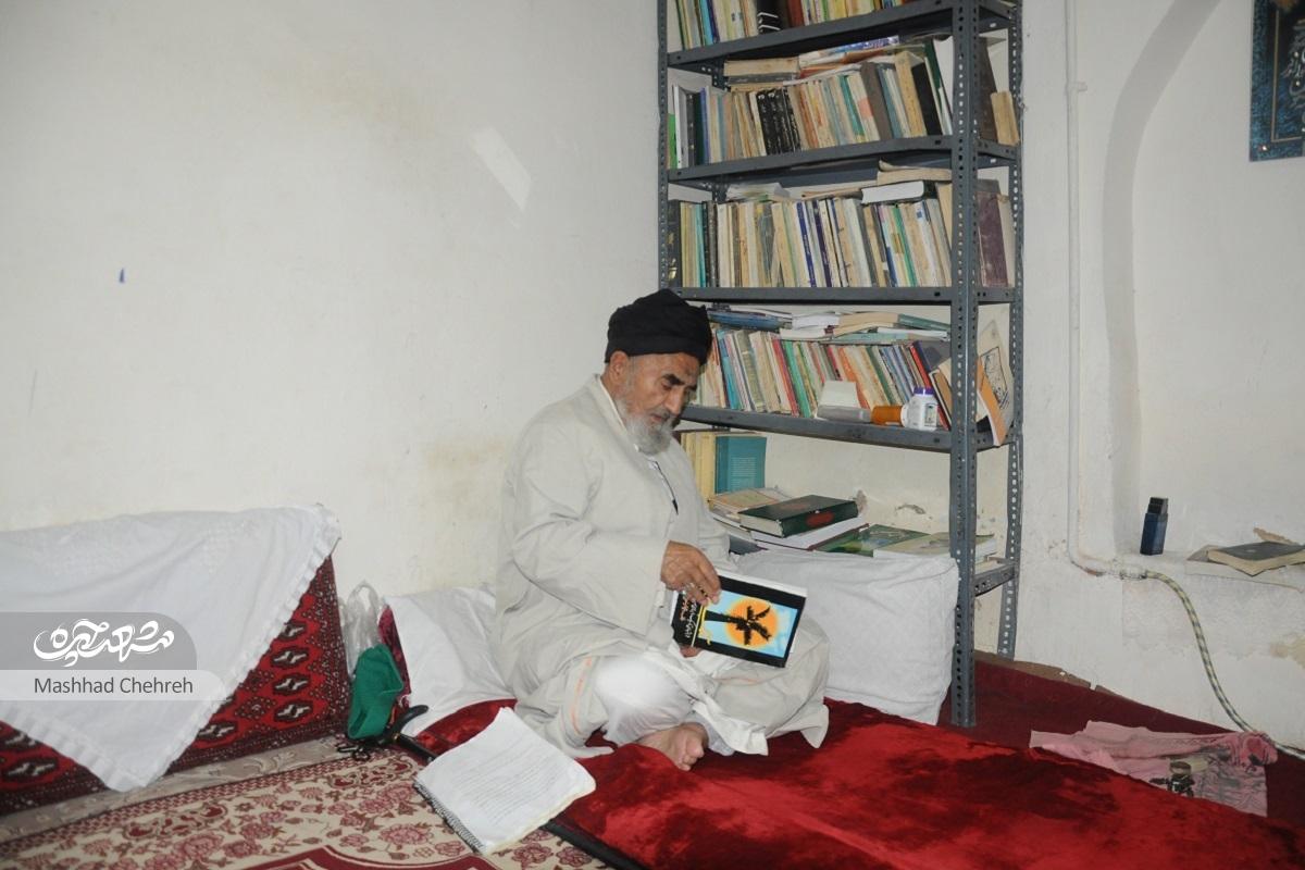 حسینی منزلش در گلشهر را کتابخانه‌ای با ۲ هزار جلد کرد