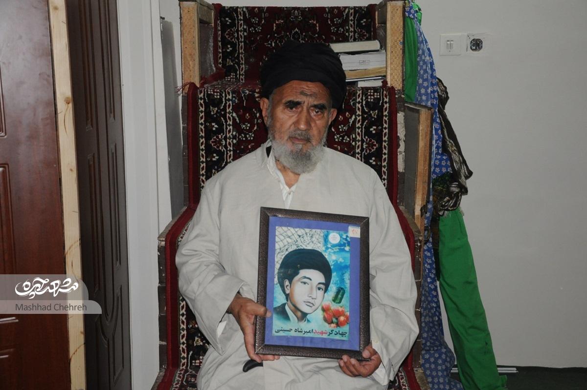 حسینی منزلش در گلشهر را کتابخانه‌ای با ۲ هزار جلد کرد