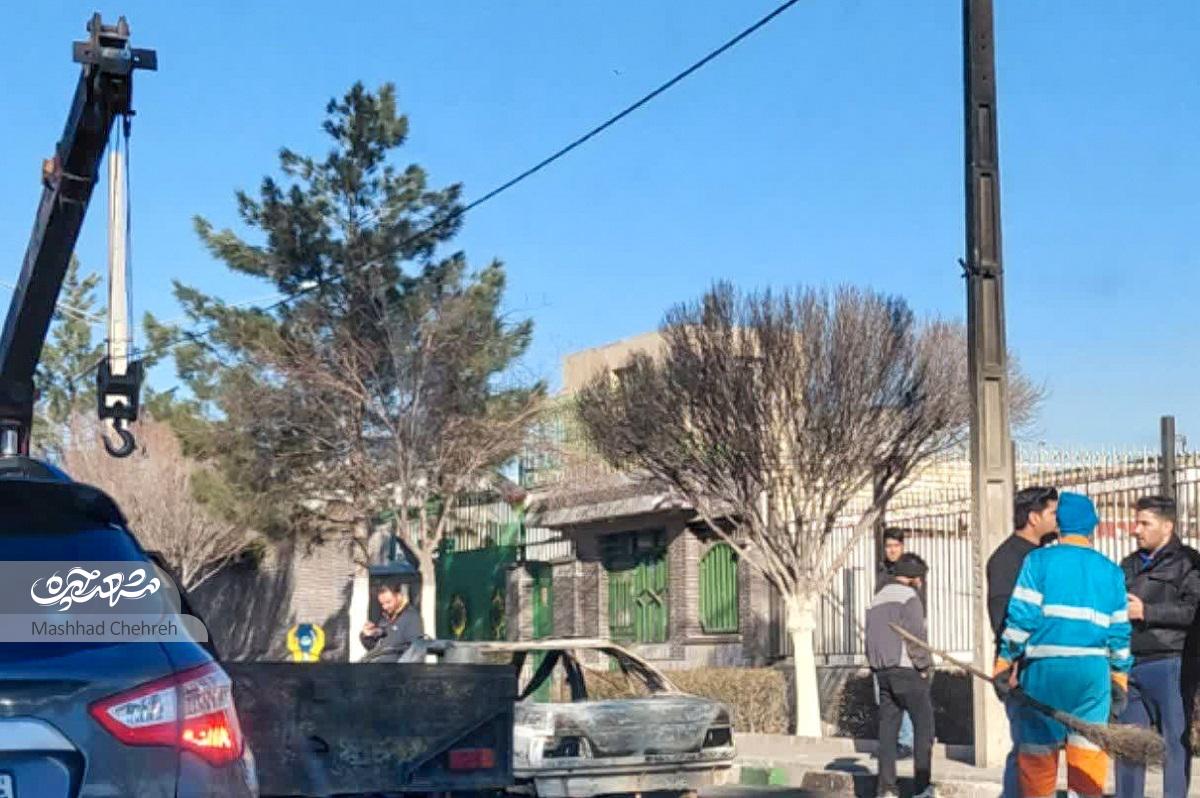 تعدادی از کسبه و اهالی الهیه، به کمک شهروندی رفتند که ماشینش در اغتشاشات دیماه سوختمردمی بهتر از این نداریم تعدادی از کسبه و اهالی الهیه، به کمک شهروندی رفتند که ماشینش در اغتشاشات دیماه سوختمردمی بهتر از این نداریم