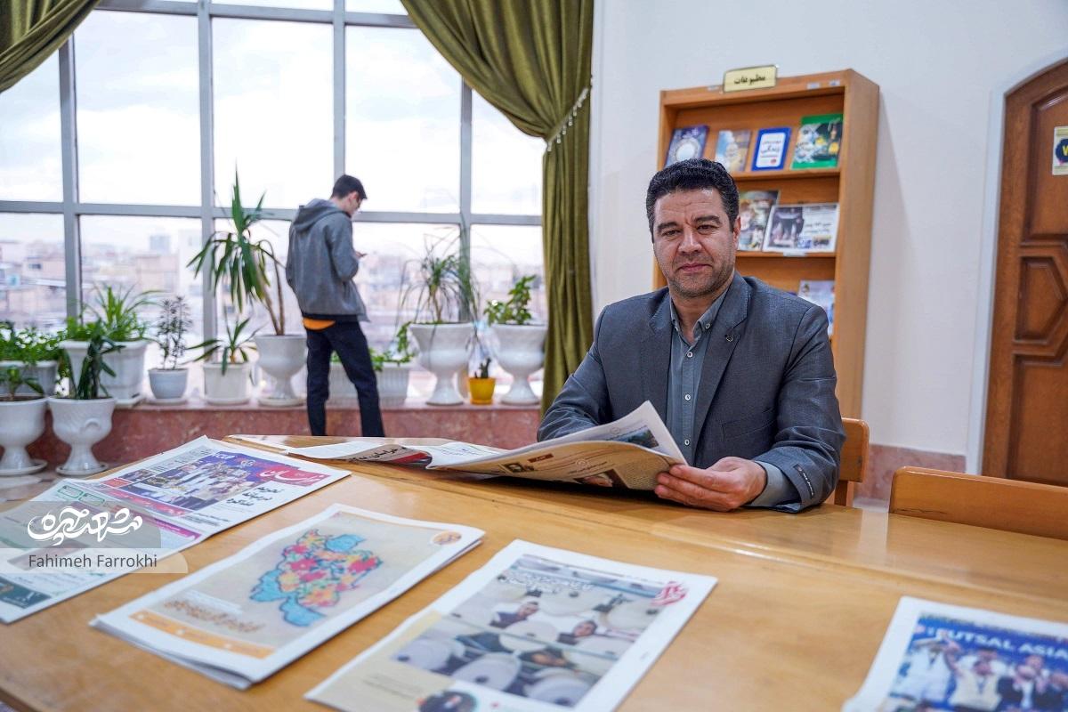 علیرضا ارجمندی، مدیر کتابخانه امامخمینی(ره) در محله کودکیاش خدمت میکند علیرضا ارجمندی، مدیر کتابخانه امامخمینی(ره) در محله کودکیاش خدمت میکند