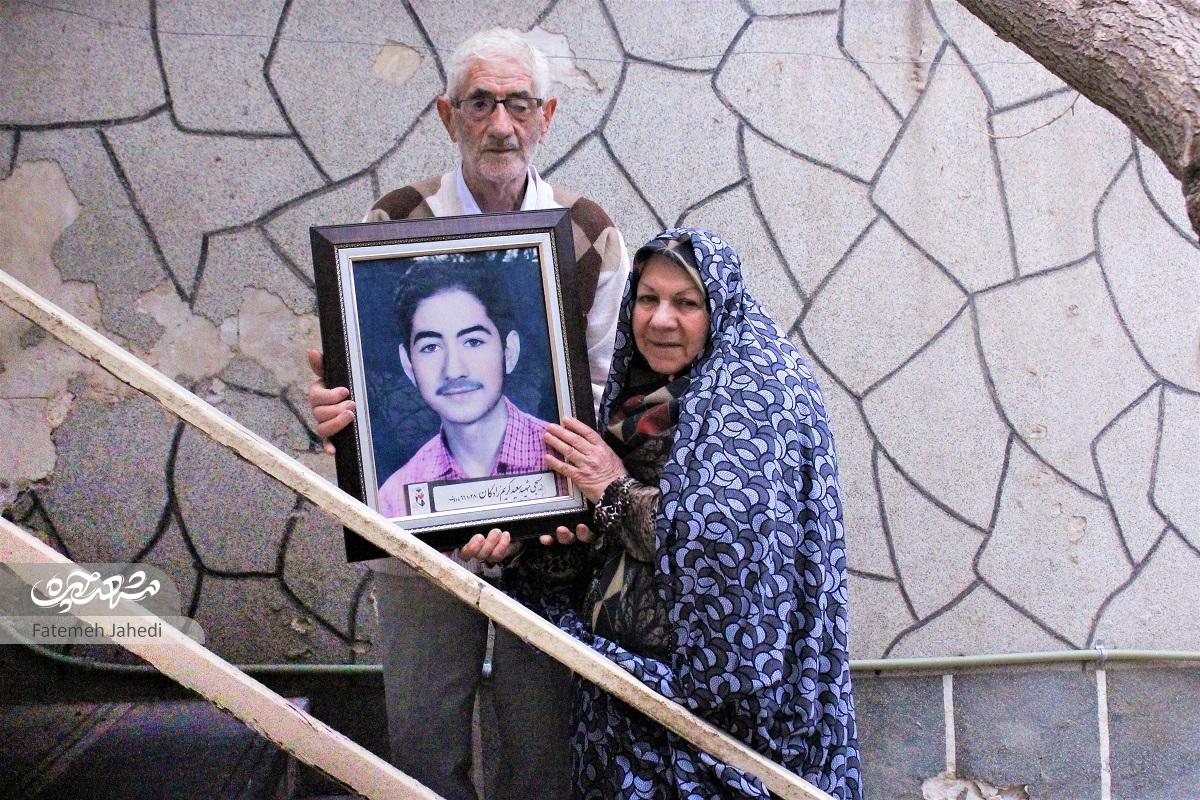 پدر و مادر شهید کریمزادگان ۸ سالدرانتظار پسرشان بودند و حالا به یادش پذیرایپاتوق دخترانه مسجد محله هستندبرسد به روح بلند سعید پدر و مادر شهید کریمزادگان ۸ سالدرانتظار پسرشان بودند و حالا به یادش پذیرایپاتوق دخترانه مسجد محله هستندبرسد به روح بلند سعید