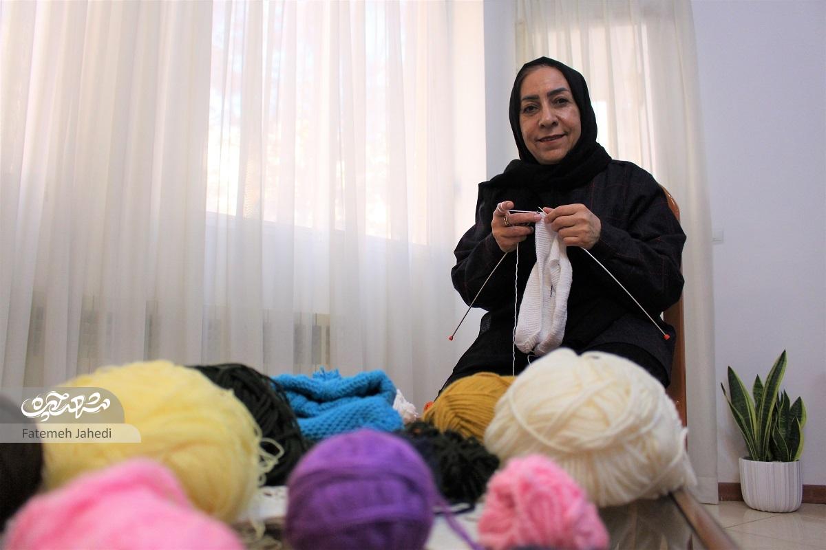 طاهره صفارکاخکی با بافتنیهایش به اطرافیان خیر رسانده است طاهره صفارکاخکی با بافتنیهایش به اطرافیان خیر رسانده است