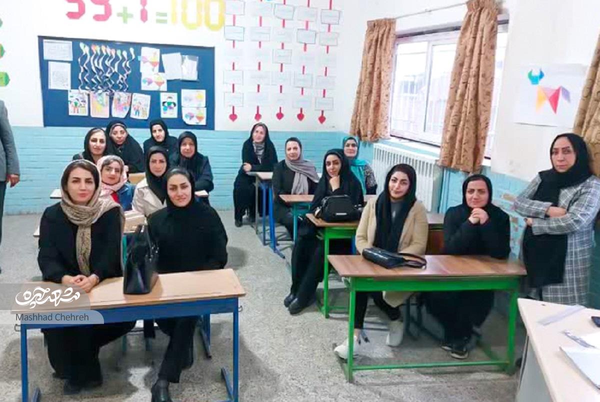 طاهره صفارکاخکی با بافتنیهایش به اطرافیان خیر رسانده است طاهره صفارکاخکی با بافتنیهایش به اطرافیان خیر رسانده است
