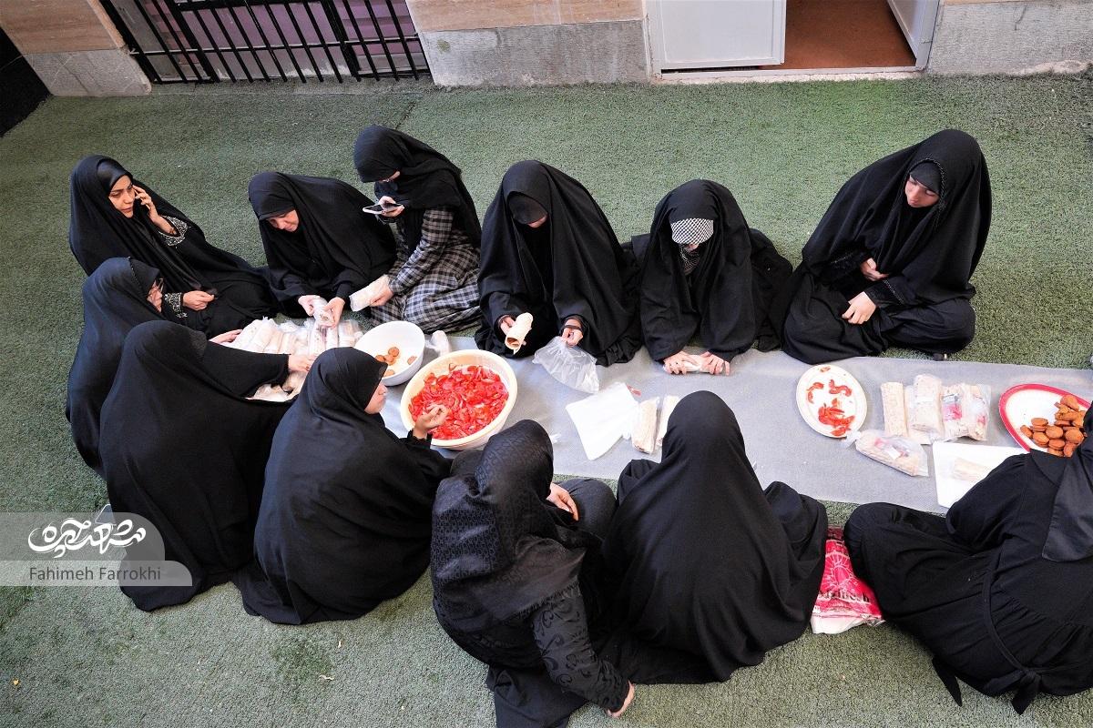 نوجوانان محله ایثار برای حافظان امنیت افطار آماده میکنند نوجوانان محله ایثار برای حافظان امنیت افطار آماده میکنند