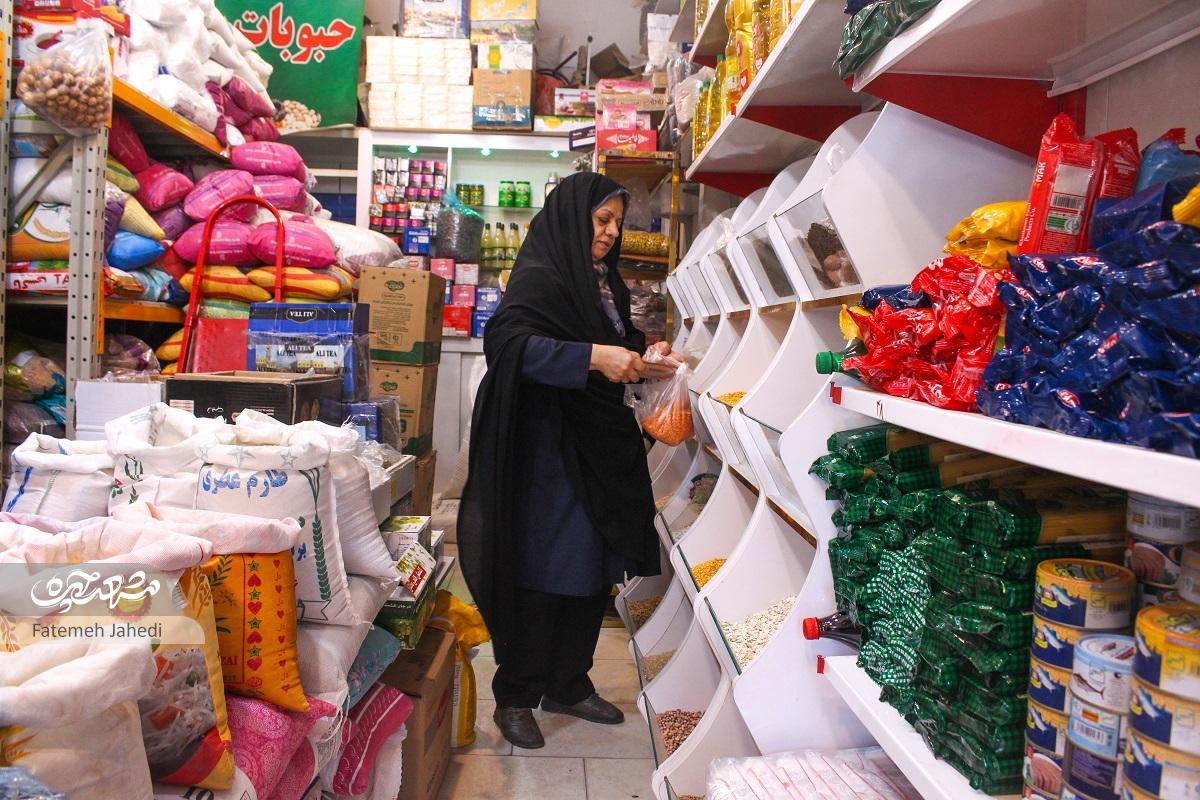 کمک‌رسانی زهرا نجفی و همسایه‌هایش به نیازمندان آبرومند