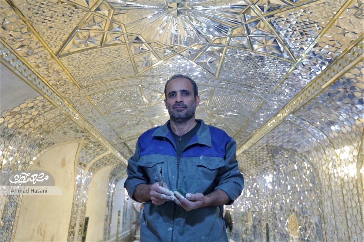 هنر رضا صادقزاده یزدی در آینهکاری حرمهای امام رضا(ع) و امام حسین(ع) هنر رضا صادقزاده یزدی در آینهکاری حرمهای امام رضا(ع) و امام حسین(ع)