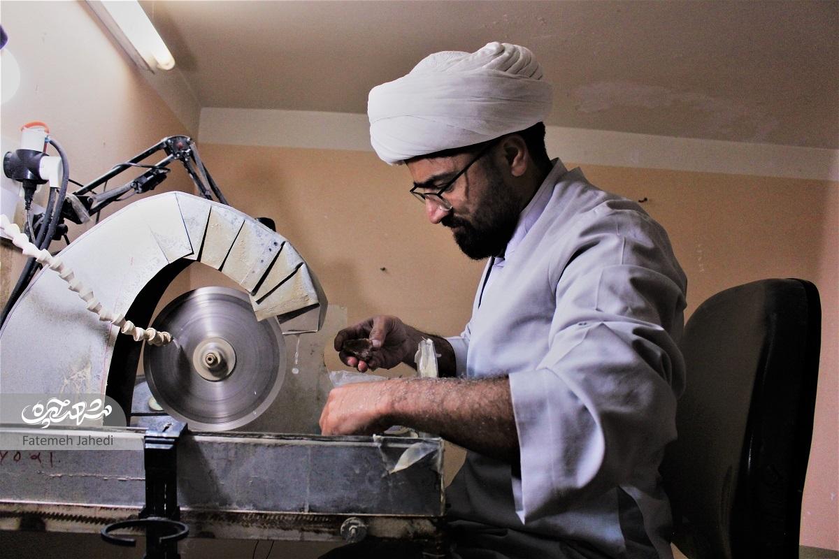 هنرمند و امام جماعت شهرک شهیدباهنر، معتقد است که روحانی نباید تک بعدی باشدشیفته گوهرهای طبیعت