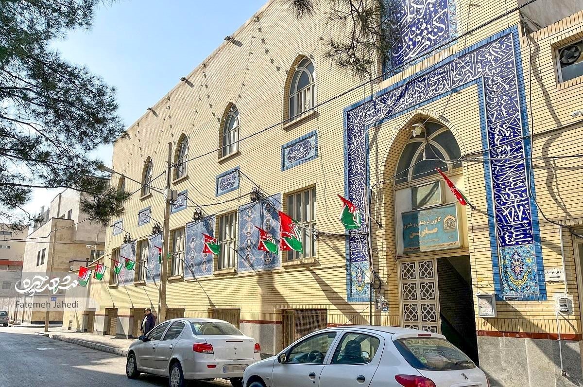 معصومهخانم نخستین ساکن آموزگار ۷۴ از روزهایی میگوید که نشانی منزلش در میان آنهمه زمین خالی سرراست بودخانهای با پنجره حصیری معصومهخانم نخستین ساکن آموزگار ۷۴ از روزهایی میگوید که نشانی منزلش در میان آنهمه زمین خالی سرراست بودخانهای با پنجره حصیری