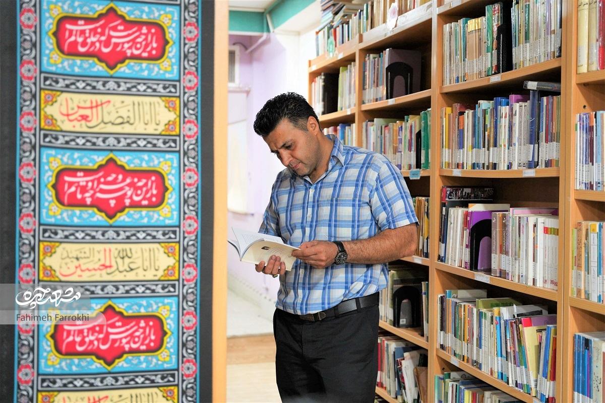 تراشکار کتابباز ذهنش را با کلمات صیقل میدهد تراشکار کتابباز ذهنش را با کلمات صیقل میدهد