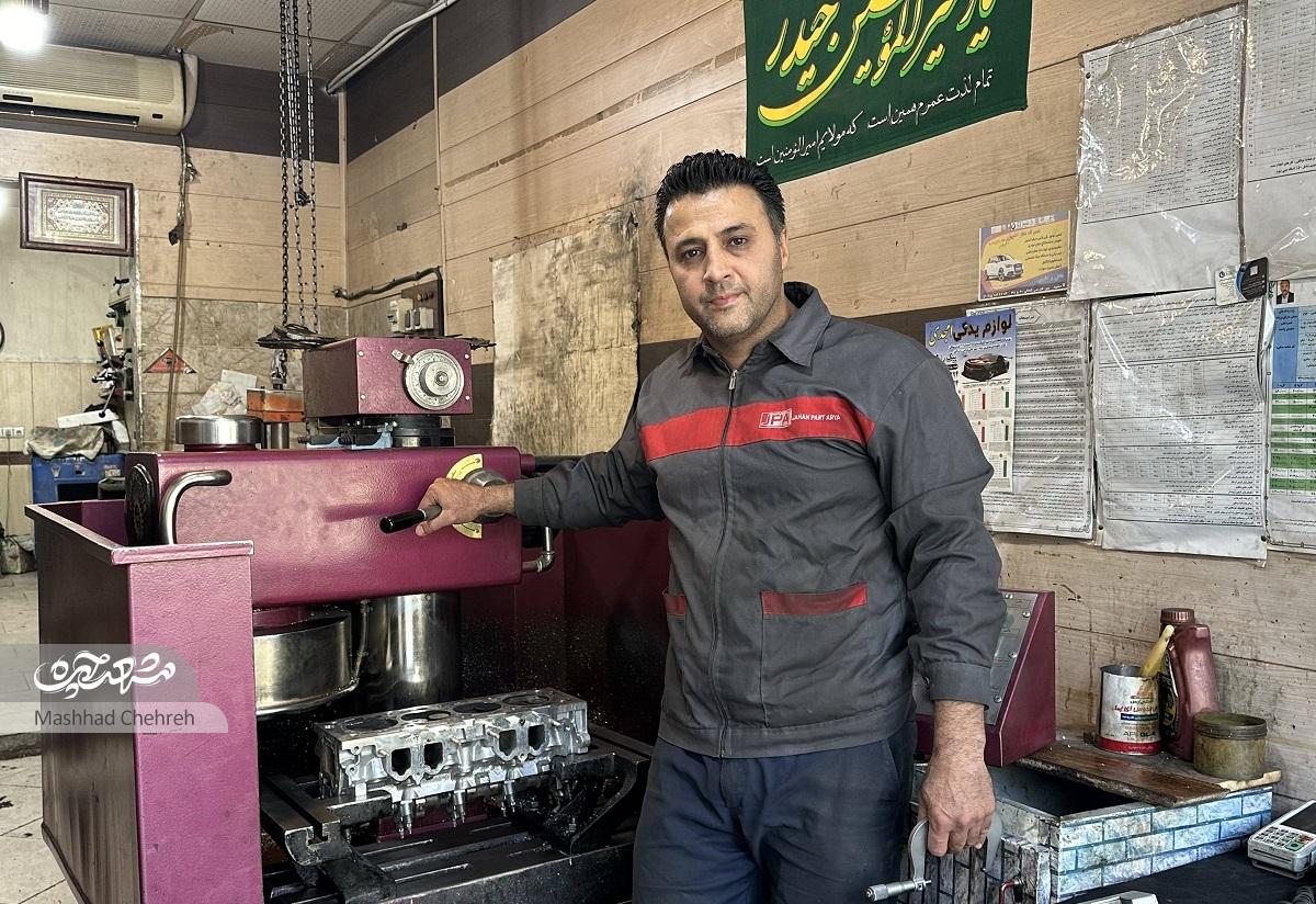 تراشکار کتابباز ذهنش را با کلمات صیقل میدهد تراشکار کتابباز ذهنش را با کلمات صیقل میدهد
