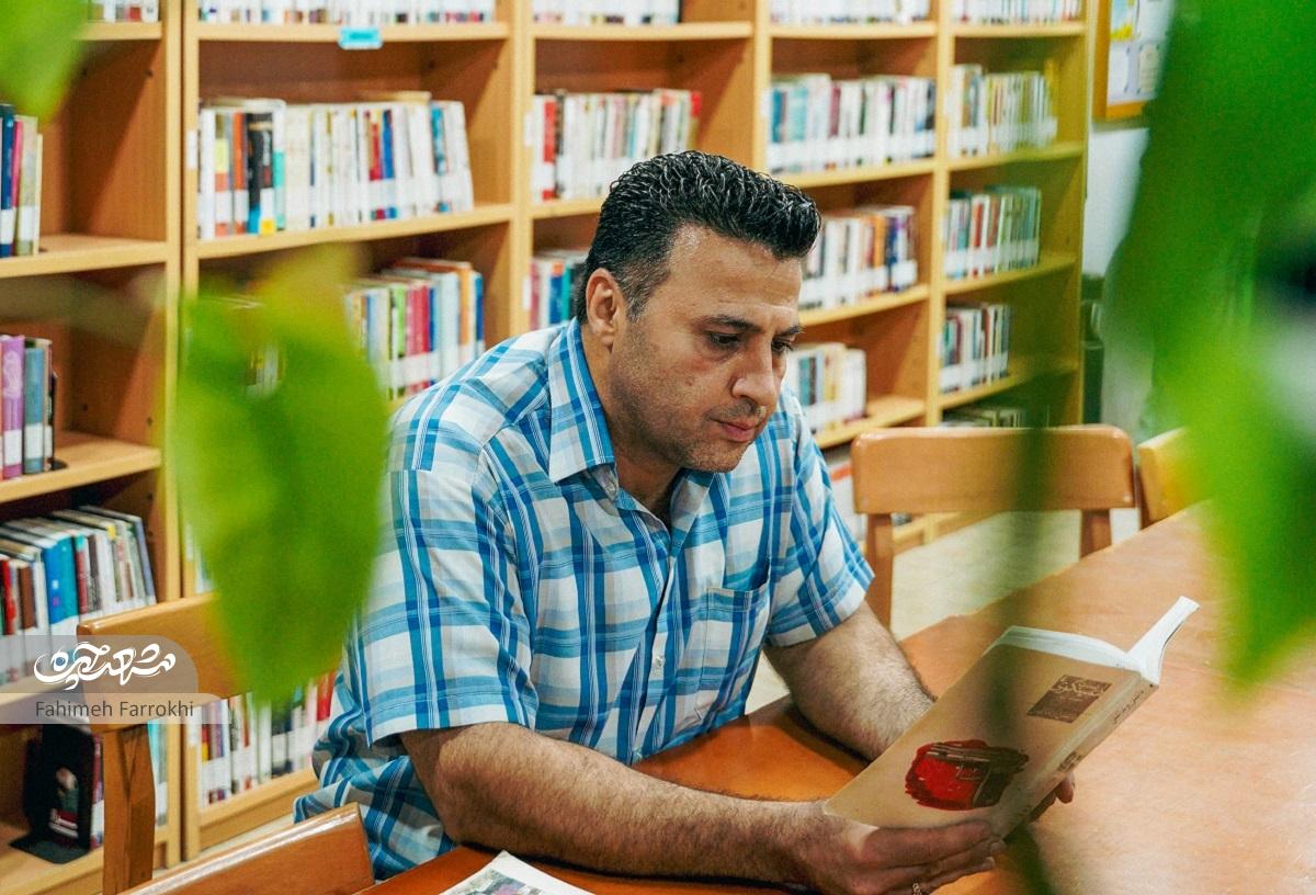 تراشکار کتابباز ذهنش را با کلمات صیقل میدهد تراشکار کتابباز ذهنش را با کلمات صیقل میدهد