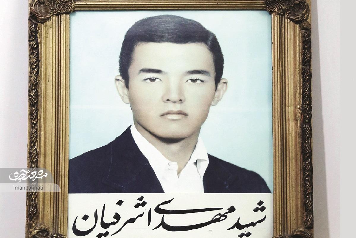 هنر خطاطی در روی سنگ مزار شهیدِ پسر هنر خطاطی در روی سنگ مزار شهیدِ پسر