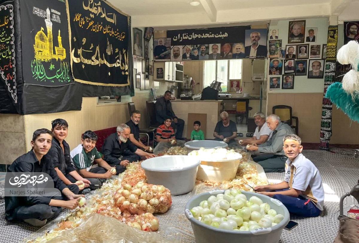 ۲۰ هزار عزادار پای سفره هیئت جاننثاران موسیبنجعفر (ع) ۲۰ هزار عزادار پای سفره هیئت جاننثاران موسیبنجعفر (ع)