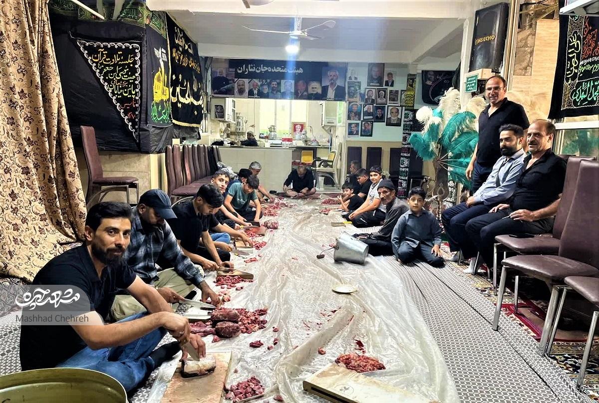 ۲۰ هزار عزادار پای سفره هیئت جاننثاران موسیبنجعفر (ع) ۲۰ هزار عزادار پای سفره هیئت جاننثاران موسیبنجعفر (ع)
