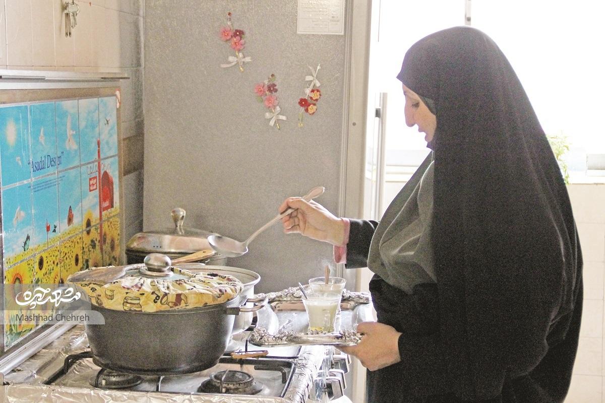 قدیسه صمدی بانوی کارآفرینی با بیش از ۱۰۰ کندوی عسل که اهالی او را مامانِ زنبورها صدا میکنند قدیسه صمدی بانوی کارآفرینی با بیش از ۱۰۰ کندوی عسل که اهالی او را مامانِ زنبورها صدا میکنند