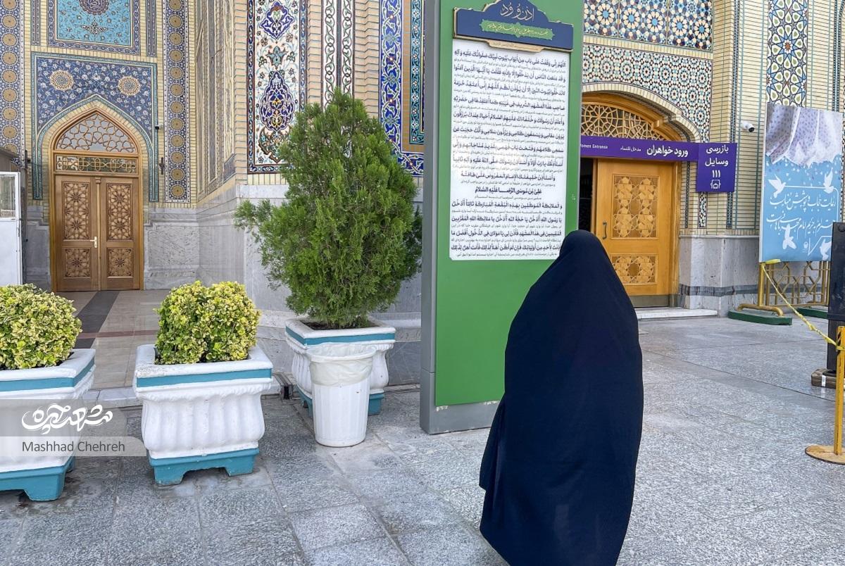 تابلوی «اذن ورود» یادآوری دل‌نشینی است که پیش روی زائران قرار دارد