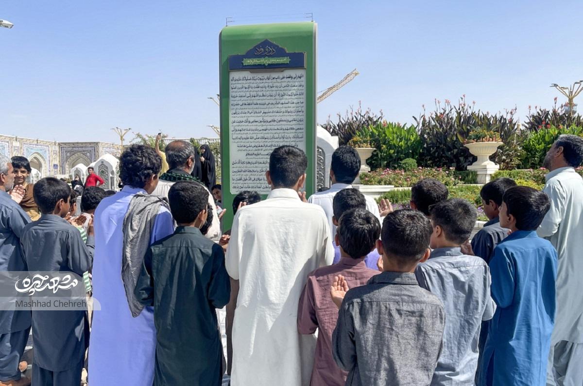 تابلوی «اذن ورود» یادآوری دل‌نشینی است که پیش روی زائران قرار دارد