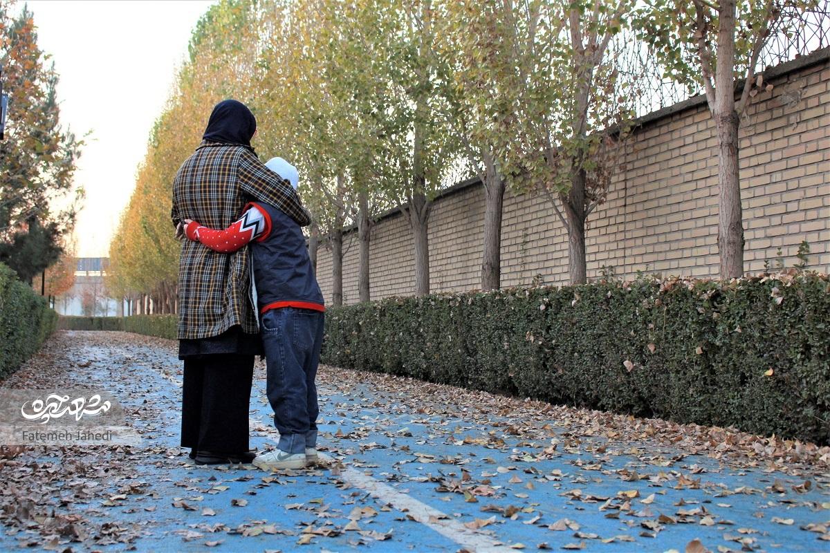 بانوی محله شریف با آگاهی از ابتلای نوزاد بدسرپرست به اعتیاد و اوتیسم حضانتش را پذیرفت و ۶ سال است کنار اوستمهر بیانتهای مادری بانوی محله شریف با آگاهی از ابتلای نوزاد بدسرپرست به اعتیاد و اوتیسم حضانتش را پذیرفت و ۶ سال است کنار اوستمهر بیانتهای مادری