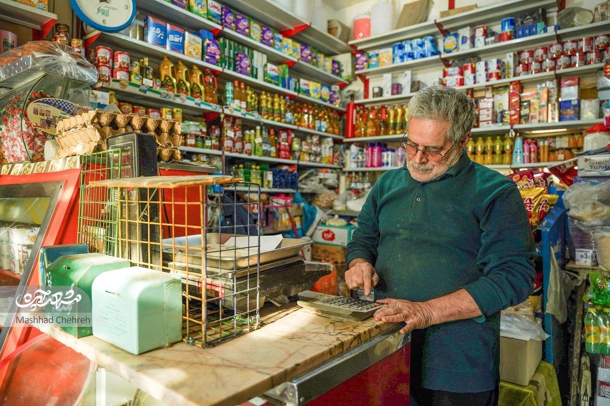 صادق شمسیزاده با دخل و ترازویش ایرانگردی میکند صادق شمسیزاده با دخل و ترازویش ایرانگردی میکند
