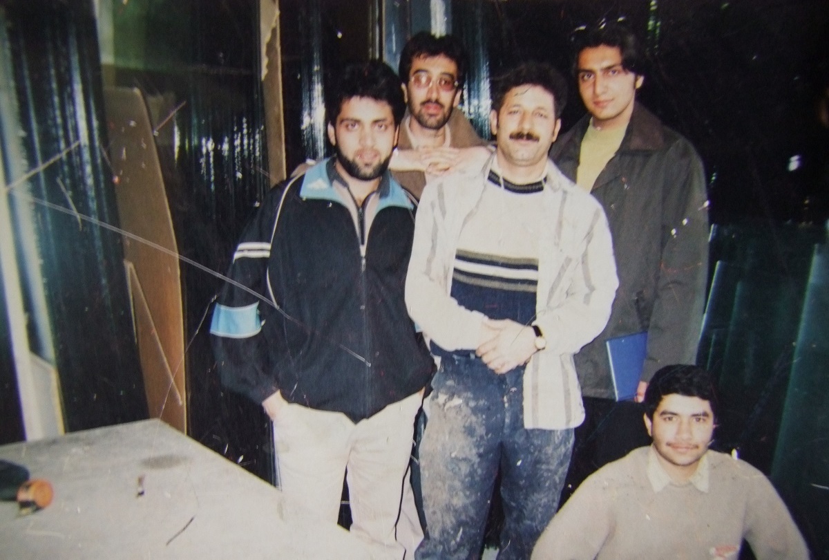 دستان مسعود آقا نرمه شیشه زیاد دارد اما خورده شیشه نه! دستان مسعود آقا نرمه شیشه زیاد دارد اما خورده شیشه نه!