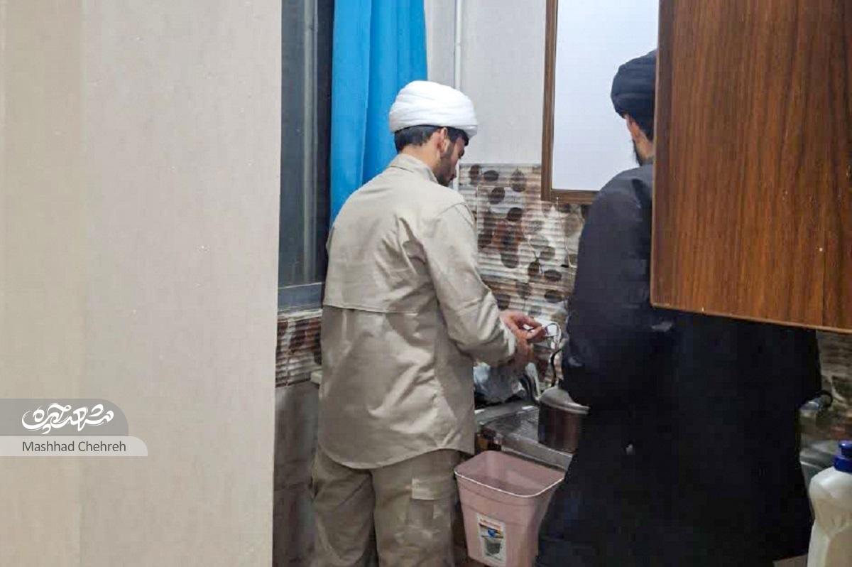 طلبهها و دانشجویانی که در میان جنگ و موشک حامی مردم جنگزده شدند طلبهها و دانشجویانی که در میان جنگ و موشک حامی مردم جنگزده شدند