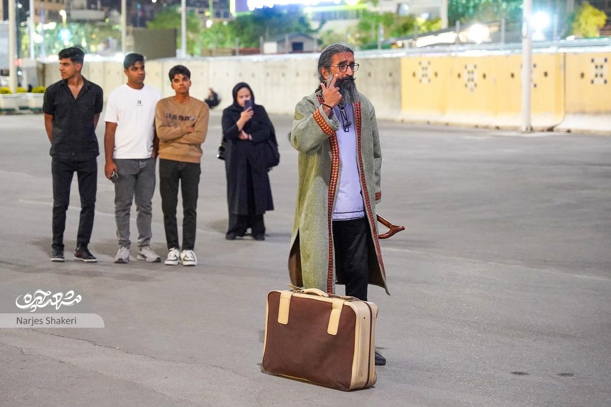 نمایش خیابانی «در هوای حرم» با اجرای حسین شیبانی نمایش خیابانی «در هوای حرم» با اجرای حسین شیبانی