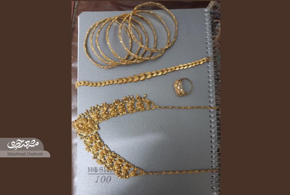 همدلی سه نسل از خانواده عطیه حسینی در دوخت پرچم ایران همدلی سه نسل از خانواده عطیه حسینی در دوخت پرچم ایران