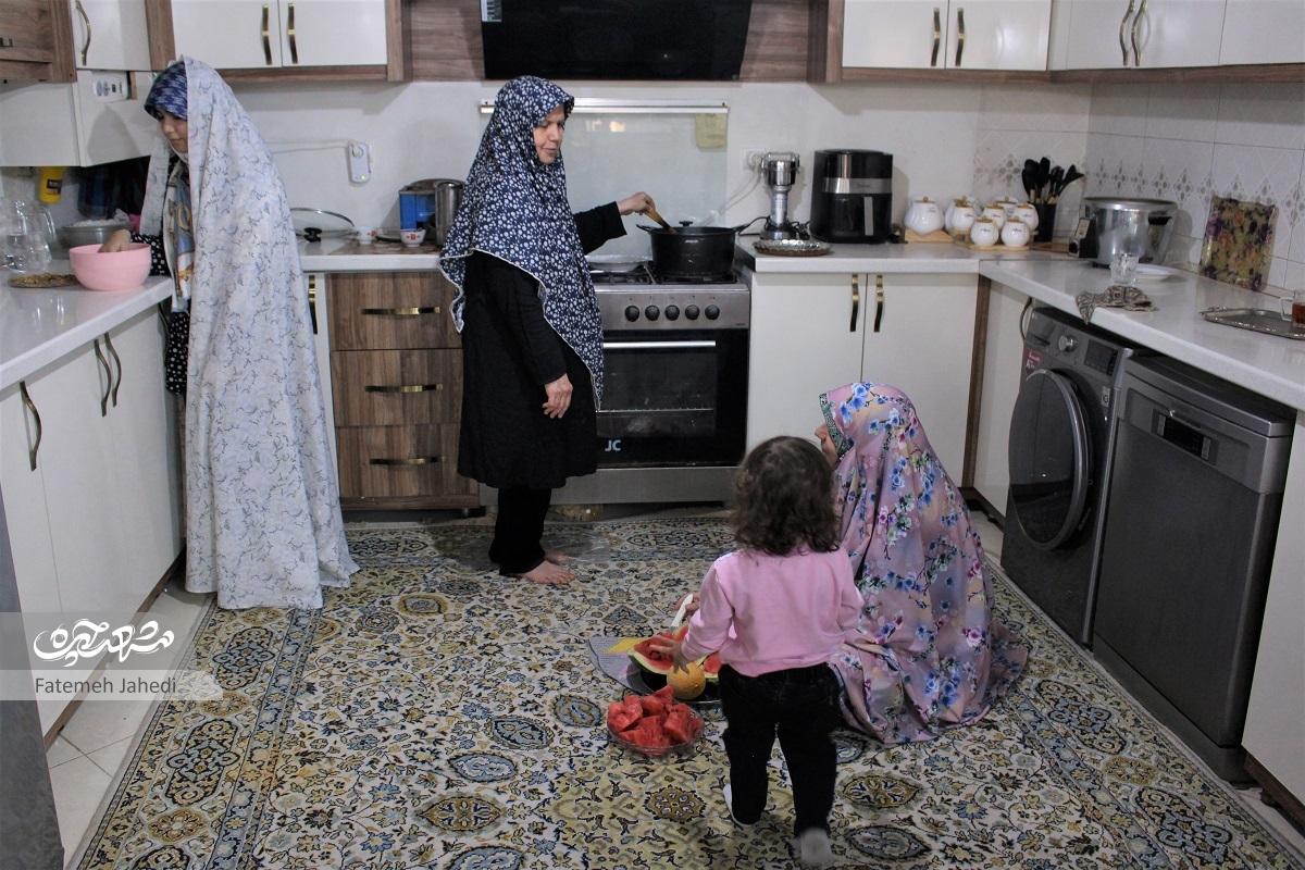همدلی سه نسل از خانواده عطیه حسینی در دوخت پرچم ایران همدلی سه نسل از خانواده عطیه حسینی در دوخت پرچم ایران