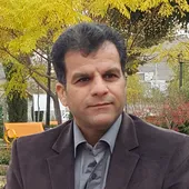 معلمی که کتابخانه و ایستگاه مطالعه به چند روستا برد