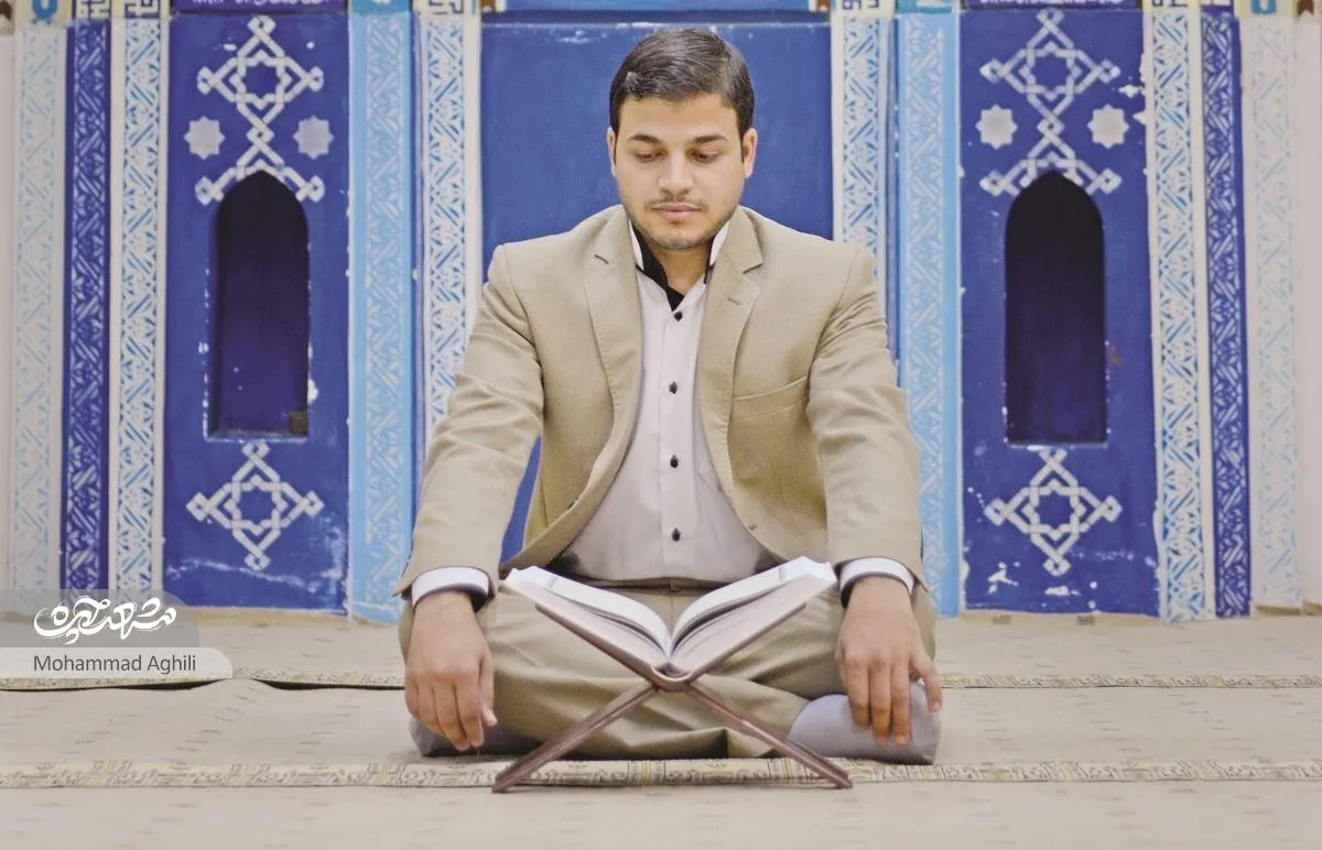 با تلاوت قرآن ادای دین می‌کنم